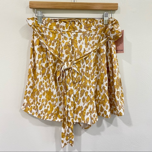 Sadie & Sage Pants - NWT$49 Sadie& Sage Large Shorts White/Mustard